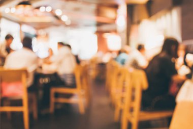 Restoran kafesi ya da kafenin içi soyut odaklanmış bulanık arka planı olan insanlarla dolu.