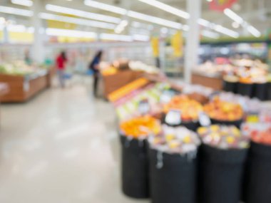 Müşterilerle marketin arka planı bulanık