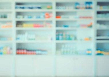 Raflardaki ilaçlarla dolu bulanık eczane rafları