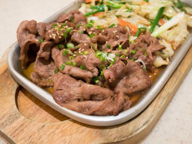 Elektrikli ocakta sebzeli biftek, teppanyaki Japon mutfağı.