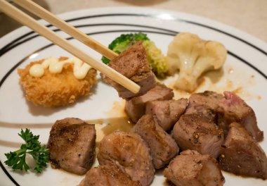 Izgara biftek, biftek Japon usulü yemek, beyaz tabakta.