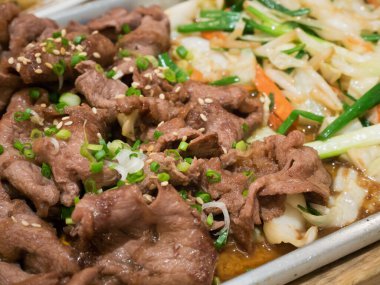 Elektrikli ocakta sebzeli biftek, teppanyaki Japon mutfağı.