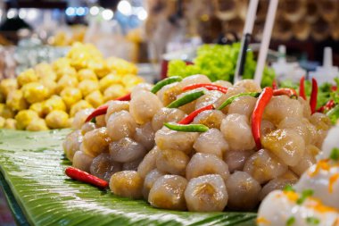 Tapioca köfteli sago topları domuz eti ya da muz yapraklı Saku Sai Moo.