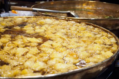 Tayland sokak yiyecek pazarında kaynamış balık çorbası.