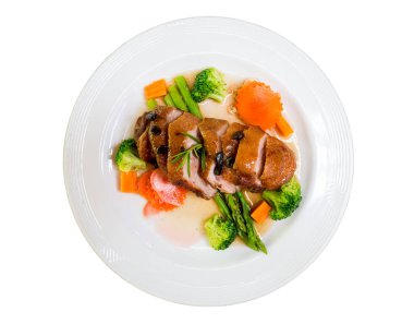 Beyaz arka planda kahve çekirdekli kızarmış ördek.