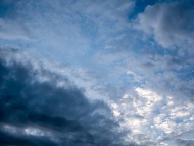 Mavi gökyüzü arka planında bulutlar