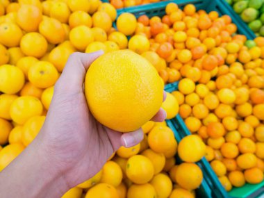 Pazarda taze portakallar