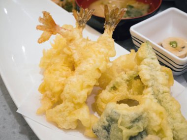 Beyaz tabakta karides tempura, Japon mutfağı.