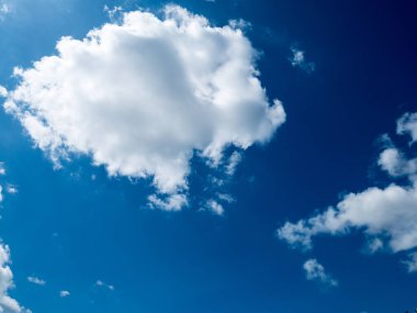 Bulutlu mavi gökyüzü