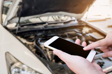 Araba geçmişi bozuk, cep telefonu kullanan bir kadın. Acil servis kavramı.
