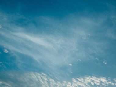 Bulutlu mavi gökyüzü