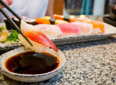 Sushi sashimi setini yemek çubukları ve soya sosuyla kapat.