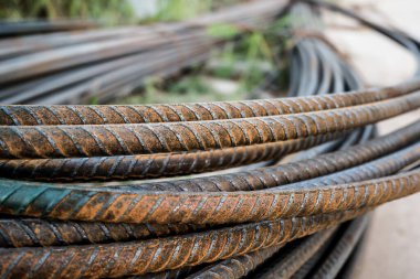 Betonu güçlendirmek için deforme olmuş çelik parmaklıklar, metal dokusu yakın.