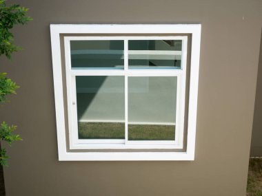  Pencere çerçeveli yeni ev