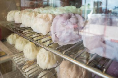 Rafta Çin buğulamalı çörek var.