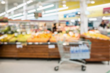 Raflarda meyve ve sebze bulunan süpermarketler bulanık arka plan