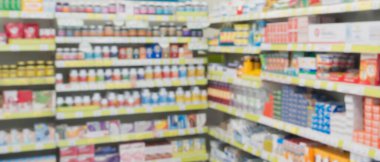 Eczane içleri ilaçlarla vitamin takviyeleri ve raflarda sağlığa yararlı olacak sağlık ürünleri içeren bir eczane.