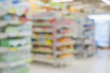 Eczane içleri ilaçlarla vitamin takviyeleri ve raflarda sağlığa yararlı olacak sağlık ürünleri içeren bir eczane.