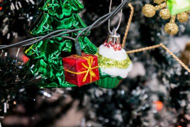 Hediye kutusu ışıkları Noel ağacında süslenmiş.