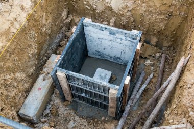 Ev inşaatı için inşaat çerçevesinde beton yığını