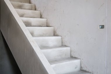 İnşaat alanındaki inşaat evindeki beton merdiven.