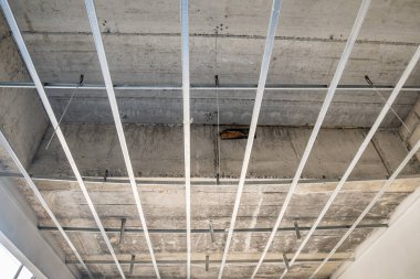 İnşaat halindeki eve alçı tahta tavanı için metal çerçeve kur