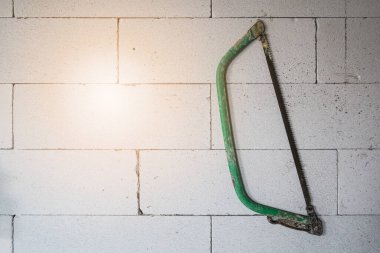Yeşil el testeresi, otoklasik havalandırmalı beton arka plan, inşaat konsepti.