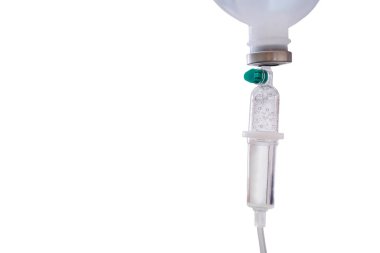 Tıbbi damar içi serum akışı beyaz arka planda izole edildi.