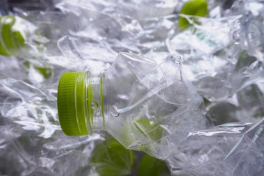 Plastik şişeler geri dönüşüm arkaplanı kavramı