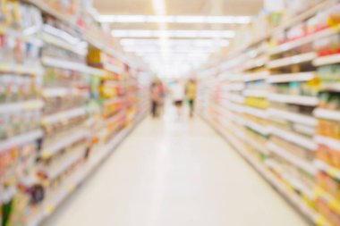 Ürün raflarıyla süpermarket koridoru soyut bulanık arka plan