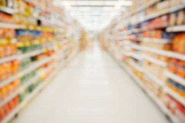 Ürün raflarıyla süpermarket koridoru soyut bulanık arka plan