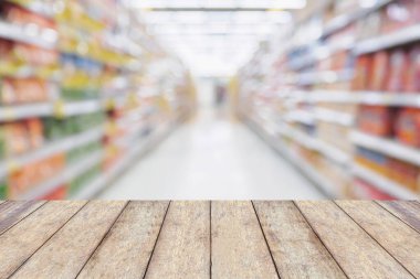 Boş süpermarket koridoru olan ahşap masa soyut bulanık iş arkaplanı, ürün görüntüleme şablonu