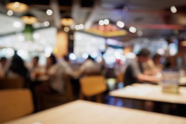 Restoran kafe ya da kahve dükkanının içindeki insanlar, montaj ürün görüntüleme şablonu oluşturmak için, Bokeh light bulanık müşteri soyut iş geçmişine sahipler