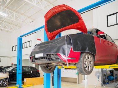 Tamir ve bakım için oto servis istasyonunda kırmızı araba.