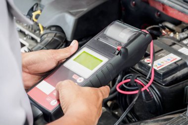 Araç hizmet merkezindeki akü voltmetresi kontrol ediliyor 