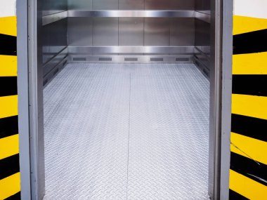 Açık kapısı olan modern asansör.