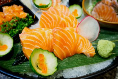 Japon usulü taze somon dilimli saşimi.