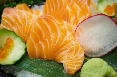 Japon usulü taze somon dilimli saşimi.