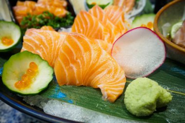 Japon usulü taze somon dilimli saşimi.