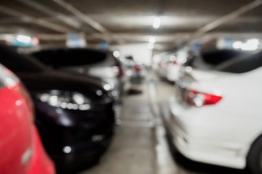 Alışveriş merkezinin içindeki otoparkta birçok arabayı bulanıklaştırır.