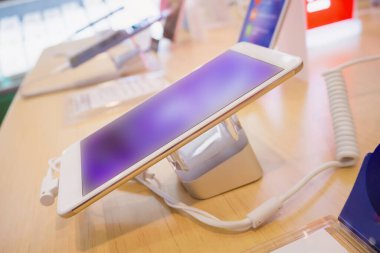 Elektronik mağazasında yeni cep telefonu programı