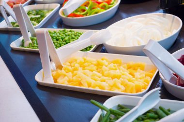 Salata büfesinde taze sebzeler, restoranda açık büfe rafları, sağlıklı yiyecekler.