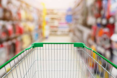 Market koridoru ve raflı alışveriş arabası arka plan için bulanık