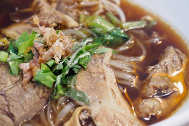 Etli Tayland Eriştesi Çorbası