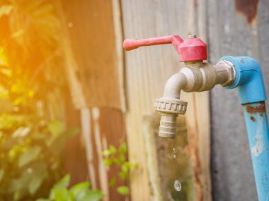 Su musluğundan su damlası