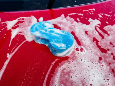 Sünger ve sabunla araba yıkama