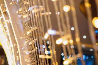 Noel ışıkları arka planda parlıyor