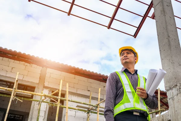 Hombre Negocios Asiático Ingeniero Construcción Trabajador Casco Protección Planos Papel — Foto de Stock