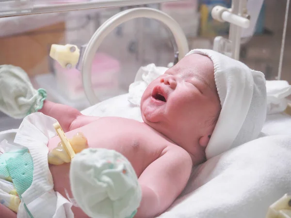 Recién Nacido Bebé Dormir Incubadora Hospital — Foto de Stock