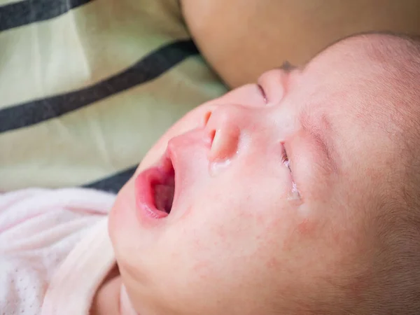 Новорожденная Девочка Плачет — стоковое фото